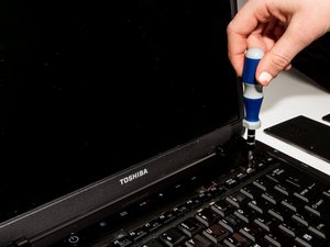 Langkah 2 — Lepaskan keyboard dan kabel