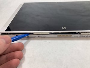 Langkah 2 — Pisahkan Layar dari Tubuh Laptop
