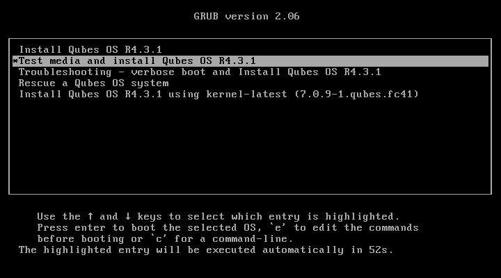 Menu boot GRUB Qubes OS R4.3.1 dengan lima pilihan: Install Qubes OS R4.3.1, Test media and install Qubes OS R4.3.1 (disorot/dipilih), Troubleshooting, Rescue a Qubes OS system, dan Install dengan kernel-latest