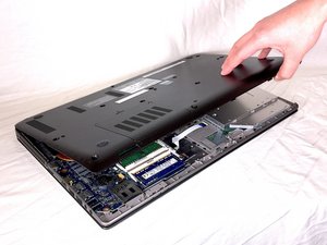 Langkah 3 — Melepas Tutup Belakang Laptop