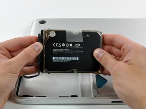 Langkah 3 — Lepaskan Hard Drive dari Kabel