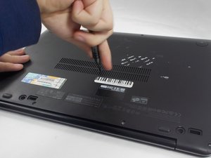 Langkah 1 — Matikan Laptop dan Buka Tutup Belakang
