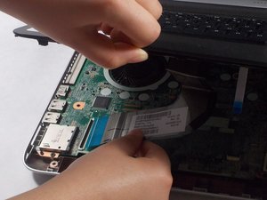Langkah 6 — Mengangkat Kabel Keyboard