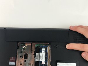 Langkah 2 — Buka Panel Belakang Laptop