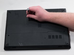 Langkah 1 — Buka Bagian Bawah Laptop