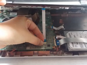 Langkah 7 — Mengangkat Kabel Touchpad