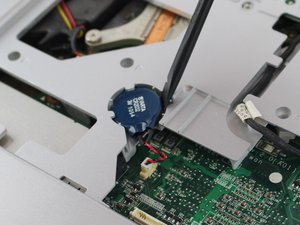 Langkah 5 — Melepas Screws Trackpad dan CMOS Battery