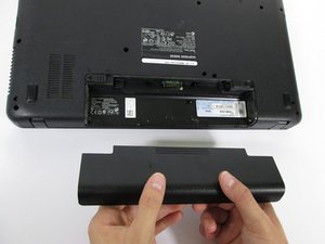 Langkah 2 — Membuka Panel Atas Laptop