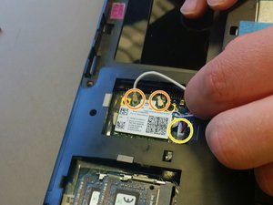 Langkah 4 — Menghilangkan Keyboard dan Kabel
