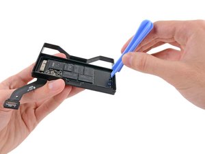 Langkah 5 — Lepaskan SSD dari Tray SSD