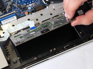 Langkah 7 — Angkat Trackpad dari Laptop