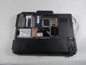 Langkah 2 — Mengakses Bracket Hard Drive