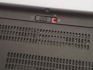 Langkah 1 — Buka Panel Belakang Laptop