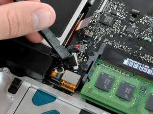 Langkah 7 — Mengangkat Kabel Hard Drive