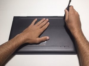 Langkah 1 — Membuka Panel Belakang Laptop