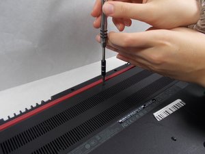 Langkah 1 — Matikan Laptop dan Buka Casing Belakang