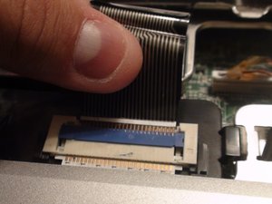 Langkah 4 — Menghubungkan Ulang Kabel Keyboard
