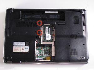 Langkah 2 — Lepaskan Tutup Port Hard Drive