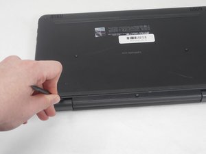 Langkah 2 — Lepaskan Bagian Bawah Laptop dengan Spudger