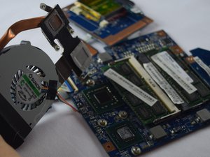 Langkah 7 — Lepas Sekrup Penutup CPU