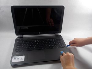 Langkah 5 — Membuka Tutup Atas Laptop