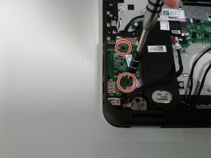 Langkah 12 — Melepas Sekrup USB Controller
