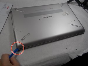 Langkah 3 — Buka Tutup Belakang Laptop
