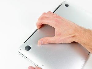 Langkah 2 — Buka Casing Bawah Laptop