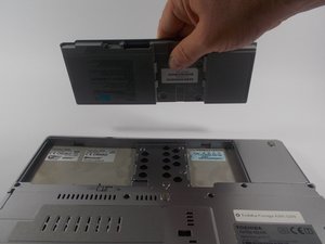 Langkah 4 — Melepas Sekrup Keyboard