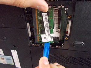 Langkah 4 — Mengeluarkan Kabel dan Klem