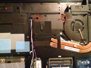 Langkah 4 — Menghilangkan Keyboard dan Kabel