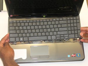 Langkah 3 — Lepaskan Keyboard dan Akses Slot SD