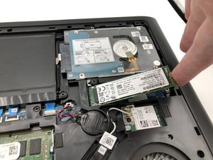 Langkah 4 — Lepaskan SSD Lama
