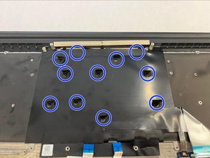 Langkah 6 — Lepaskan Sekrup dan Angkat Keyboard