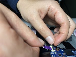 Langkah 4 — Mengakses Komponen di Bawah Keyboard
