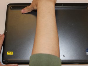 Langkah 2 — Membuka Casing Bawah Laptop