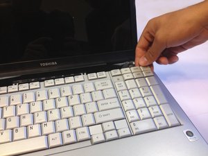 Langkah 4 — Mengangkat Keyboard dengan Hati-hati