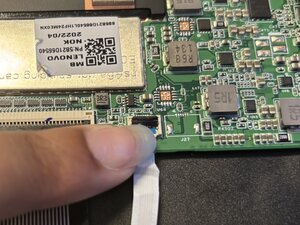 Langkah 9 — Mengangkat sekrup touchpad
