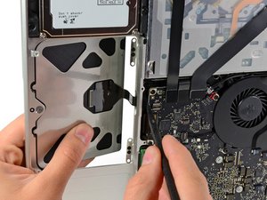 Langkah 4 — Mengeluarkan Trackpad dari Casing Atas