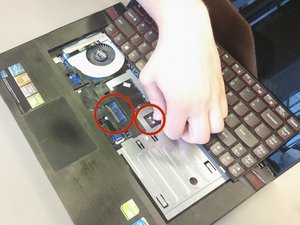 Langkah 5 — Membuka Hinge dan Mengeluarkan Keyboard