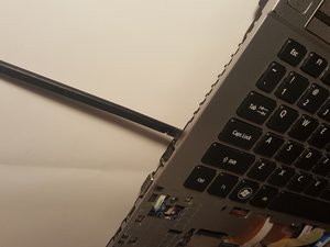 Langkah 4 — Pisahkan Keyboard dari Laptop