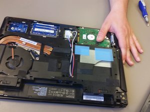 Langkah 2 — Mengeluarkan Hard Drive