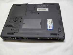 Langkah 1 — Balikkan Laptop dan Buka Tutup Bawah