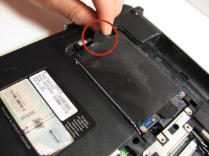 Langkah 2 — Lepaskan Hard Drive dari Slotnya