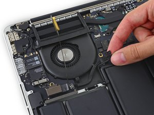 Langkah 5 — Lepas Kabel Speaker Kanan dari Upper Case
