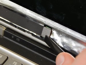 Langkah 2 — Memutus Kabel di Bagian Bawah Layar