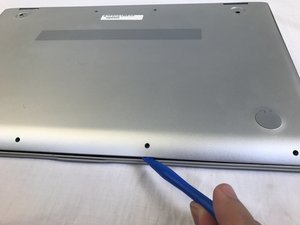 Langkah 3 — Lepaskan Motherboard dan Port Daya