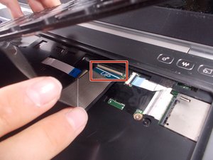 Langkah 3 — Mengeluarkan Kabel Keyboard