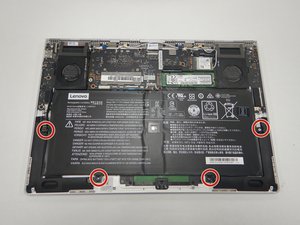 Langkah 2 — Lepaskan Baterai dan Trackpad