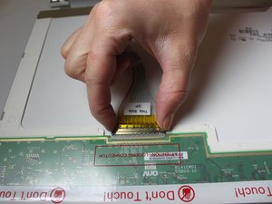 Langkah 4 — Pasang Layar Baru dan Kabel